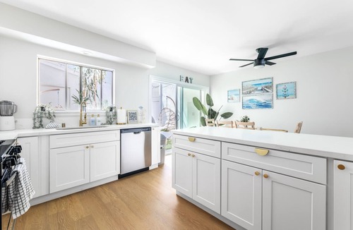 Alamitos Beach Apartment | NEW Ocean Eyes/3 Blocks to Beach/Backyard Oasis/Massage Chair/Bikes/lLaundry