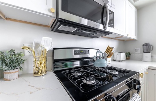 Alamitos Beach Apartment | NEW Ocean Eyes/3 Blocks to Beach/Backyard Oasis/Massage Chair/Bikes/lLaundry