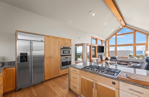 Westport House | NEW Oceanview from Bed, Xbox, Waffles Included