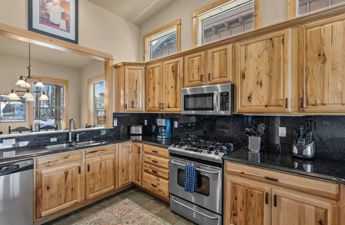 Southern Crossing House | New! Old Mill Lookout–Mountain Views, Fireplace, Dog Friendly