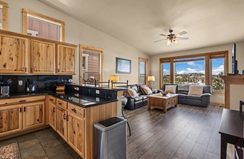 Southern Crossing House | New! Old Mill Lookout–Mountain Views, Fireplace, Dog Friendly
