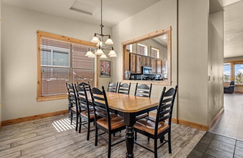 Southern Crossing House | New! Old Mill Lookout–Mountain Views, Fireplace, Dog Friendly