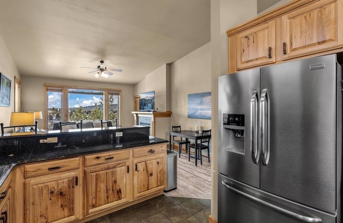 Southern Crossing House | New! Old Mill Lookout–Mountain Views, Fireplace, Dog Friendly