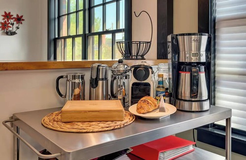Old Southwest House | NEW Old Southwest Gem, Patio, Grill, Smart TV, 2 Desks + Fitness Equipment