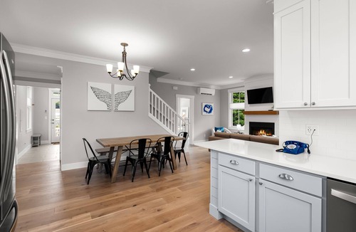 Pacific Beach House | New* Seabrook's White Whale, private hot tub!