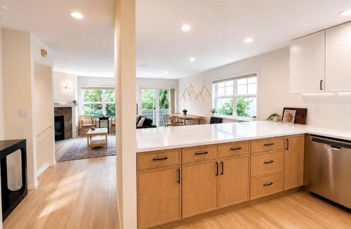 Old Ballard House | NEW Sleeps 8 Ballard Townhouse