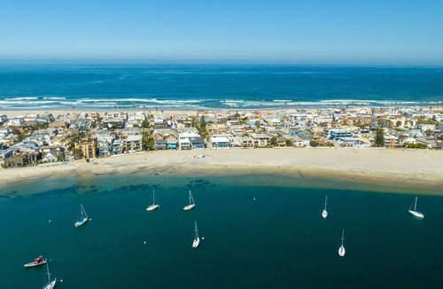 South Mission Beach Condo | NEW Stylish Bay View Getaway+Parking+Steps to Beach!