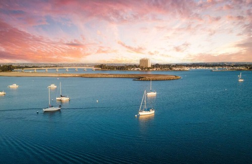 South Mission Beach Condo | NEW Stylish Bay View Getaway+Parking+Steps to Beach!