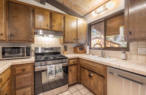 Summit Estates Apartment | New Summit Nest A | Steps to Slopes, Dogs Ok, Cozy