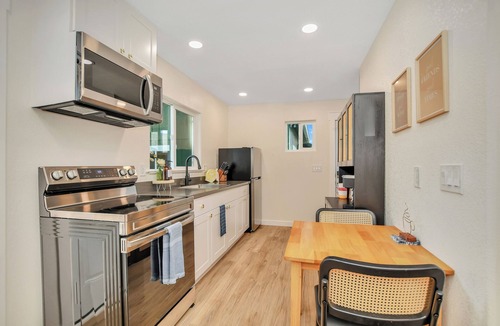 Vallejo House | ~ New! ~ The Craftsman Guest House ~ On Large Park ~