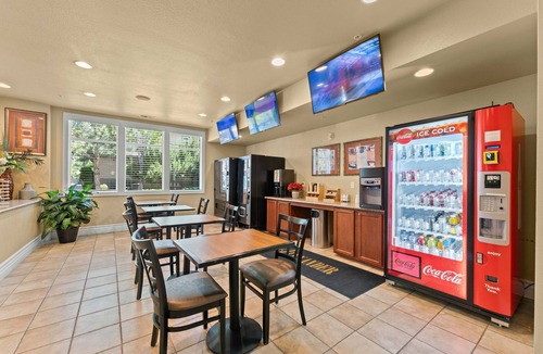 Reno/Tahoe Airport Apartment | New Trendy 1BR Apartment With Heated Pool Gym Minigolf