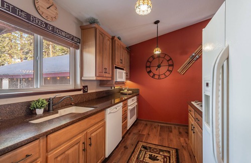 Ponderosa Palisades House | NEW - Truckee Cabin - Centrally Located