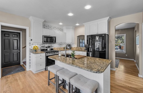 Old Farm District House | New! Wildwood Manor ~ Salt Water Hot Tub ~ Dog Friendly ~ Fire Pit