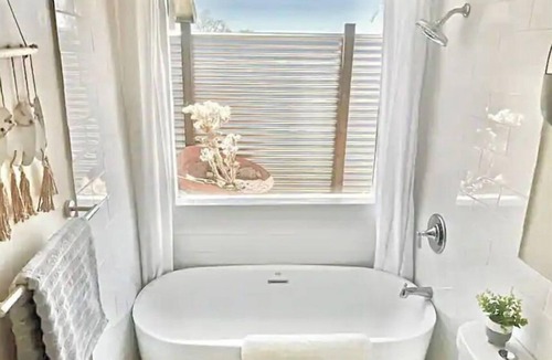 Twentynine Palms House | NEW! Young Cactus Villa @ Joshua Tree - Pool, Hot Tub, Fire Pit & Outdoor Shower