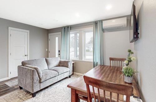 Florence House | Newly built home with hot tub & great backyard - walk to the river Old Town