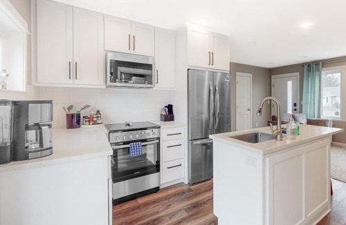 Florence House | Newly built home with hot tub & great backyard - walk to the river Old Town