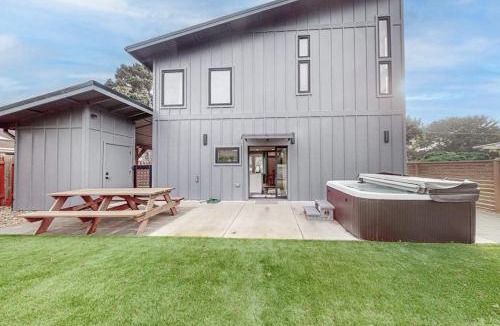 Florence House | Newly built home with hot tub & great backyard - walk to the river Old Town