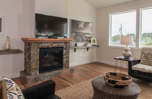 Warrenton House | Newly-Built, Lake-View Getaway with Firepit and Bikes - 1 Mile from Beach