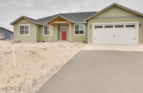Warrenton House | Newly-Built, Lake-View Getaway with Firepit and Bikes - 1 Mile from Beach