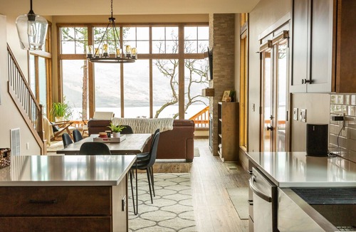 Mosier House | Newly built Mosier Bluff home-3 Bed, 3.5 Bath Spectacular River View and Hot Tub