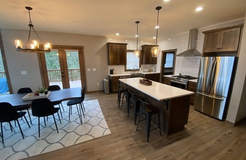 Mosier House | Newly built Mosier Bluff home-3 Bed, 3.5 Bath Spectacular River View and Hot Tub