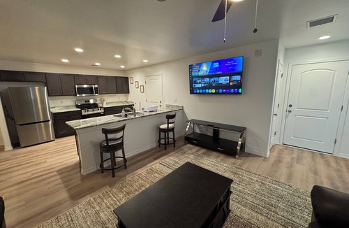 Kingman House | Newly Furnished 3 bed 2 full bath Near Shopping, Dining & Medical Center