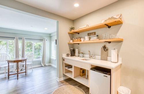 Seaside Apartment | Newly remodeled & charming Inn studio near the beach with kitchenette!