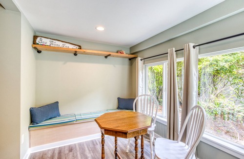 Seaside Apartment | Newly remodeled & charming Inn studio near the beach with kitchenette!