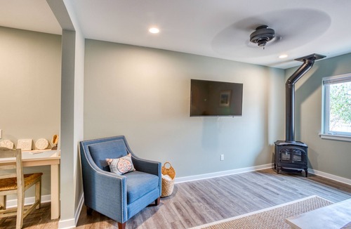 Seaside Apartment | Newly remodeled & charming Inn studio near the beach with kitchenette!
