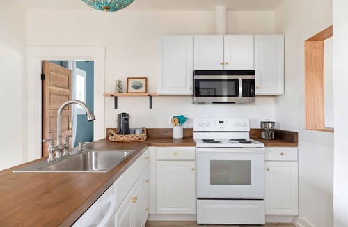 Oak Harbor Cottage | Newly remodeled cozy beach cottage on Whidbey Island