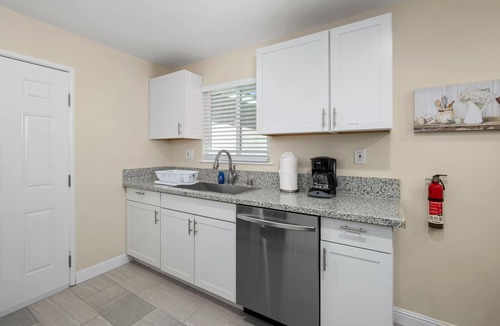 Fresno House | Newly Renovated 3Bed on Corner-lot EasyA to US99