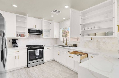 Sunrise Manor House | Newly Renovated 5BR Escape – Near Strip & Airport!