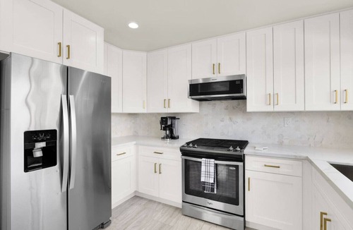 Sunrise Manor House | Newly Renovated 5BR Escape – Near Strip & Airport!
