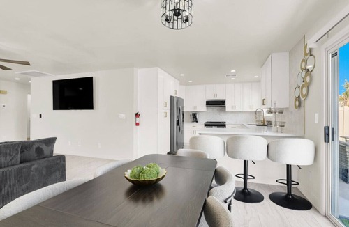 Sunrise Manor House | Newly Renovated 5BR Escape – Near Strip & Airport!
