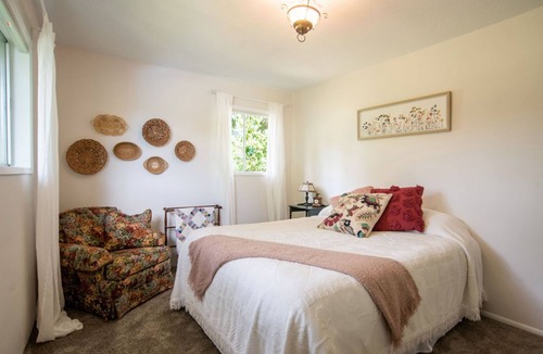 Scholls House | Newly Renovated! Peaceful Country Farmhouse with Hot Tub and Pool