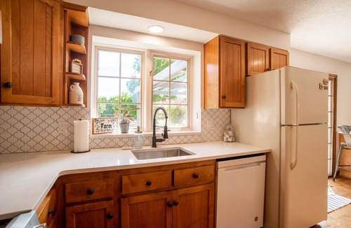 Scholls House | Newly Renovated! Peaceful Country Farmhouse with Hot Tub and Pool
