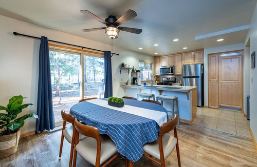 Lake Forest Apartment | Nicely updated Lake Forest Glen end unit townhome