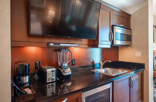 Las Vegas Condo | No Resort Fee Strip View Suite + Free Valet + Pool