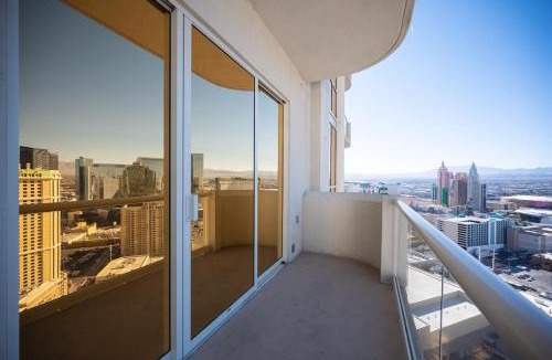Las Vegas House | No Resort Fee Strip View Balcony+Free Valet+ Pool