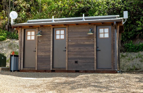 Tierra Del Mar Cabin | North Cape Dome, King Plus - w/SHARED Luxury Bathhouse Access