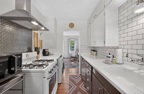 Old Bend Cottage | North Sister - Bungalow Charm, Fireplace, Queen bed, Parking
