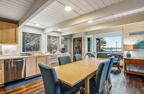 Cape Meares House | Ocean and lake view home with private hot tub and beach access