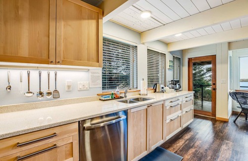 Cape Meares House | Ocean and lake view home with private hot tub and beach access