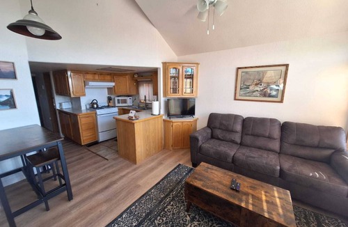Smith River Cabin | Ocean Cabin 1 with Private Jacuzzi