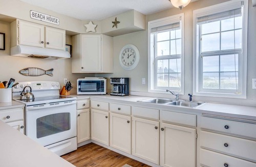 Bayshore House | Ocean Front 2BR, 2BA Home! Dog Friendly! Walk Out to the Ocean!