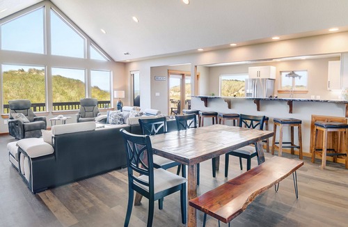 Bayshore House | Ocean Front! Step Straight Out The Door Onto The Sand! Hot Tub! Dog Friendly!