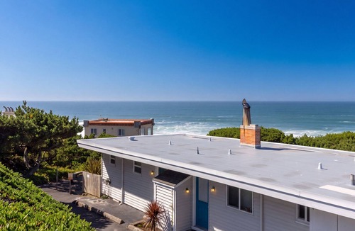 Lincoln City Condo | Ocean Haven in Taft * Pup Perfect Beach Condo