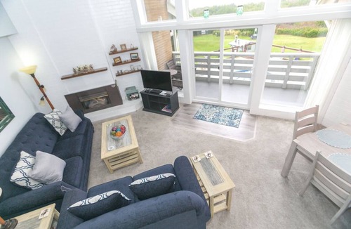 Ocean Shores Apartment | Ocean Shores Escape – Cozy Penthouse with Fireplace, Pool & Sauna