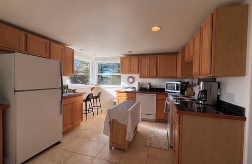 Oceanside Apartment | ocean view, backyard w/fire pit, 5 min walk to cafes/beach, dogs welcome