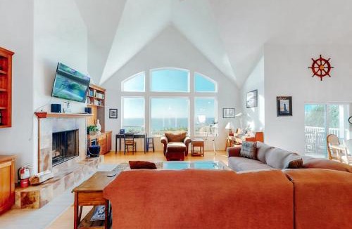 Newport House | Ocean view home withhuge deck & yard hot tub firepit & game room - dogs OK